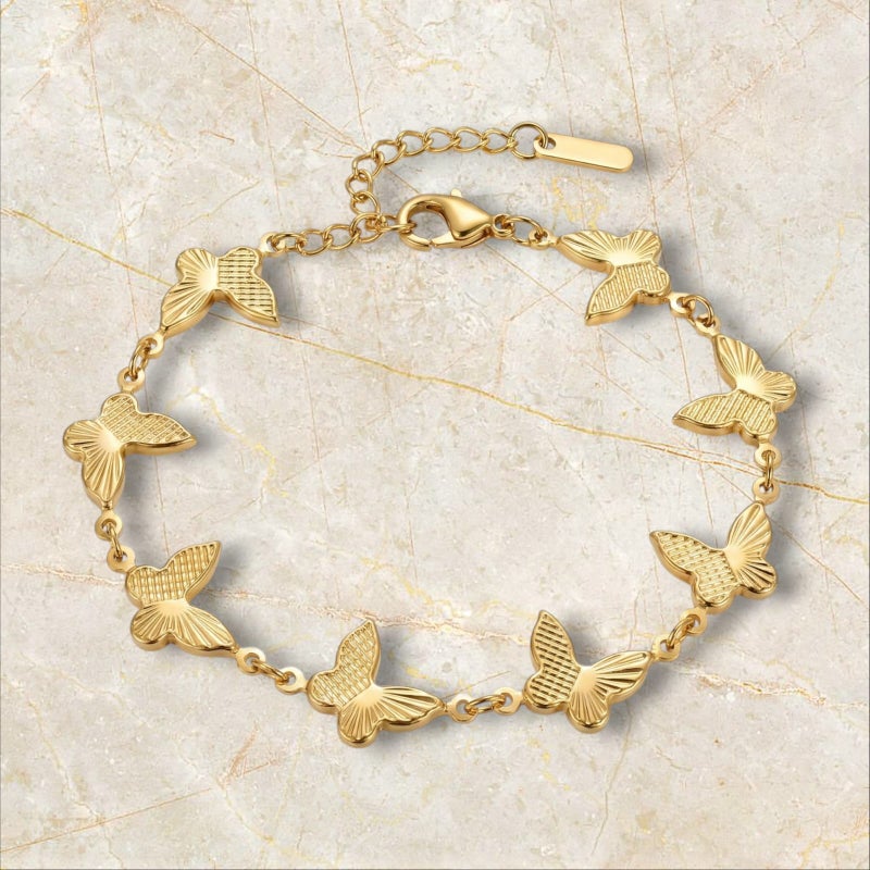 انسيال ذهبي مصنوع من الستانلس ستيل المقاوم للصدأ، مزين بفراشات بارزة بتفاصيل محفورة لامعة، تصميم رقيق يبرز جاذبية معصمك، مع قفل قابل للتعديل ليناسبك. - Image 4